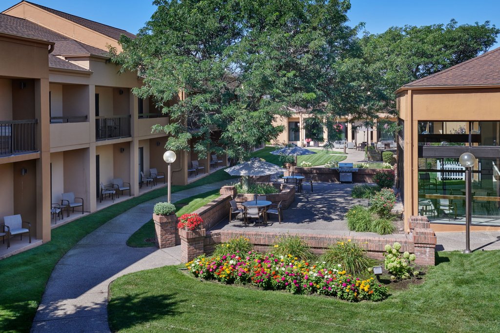 Courtyard by Marriott Detroit Dearborn — photo