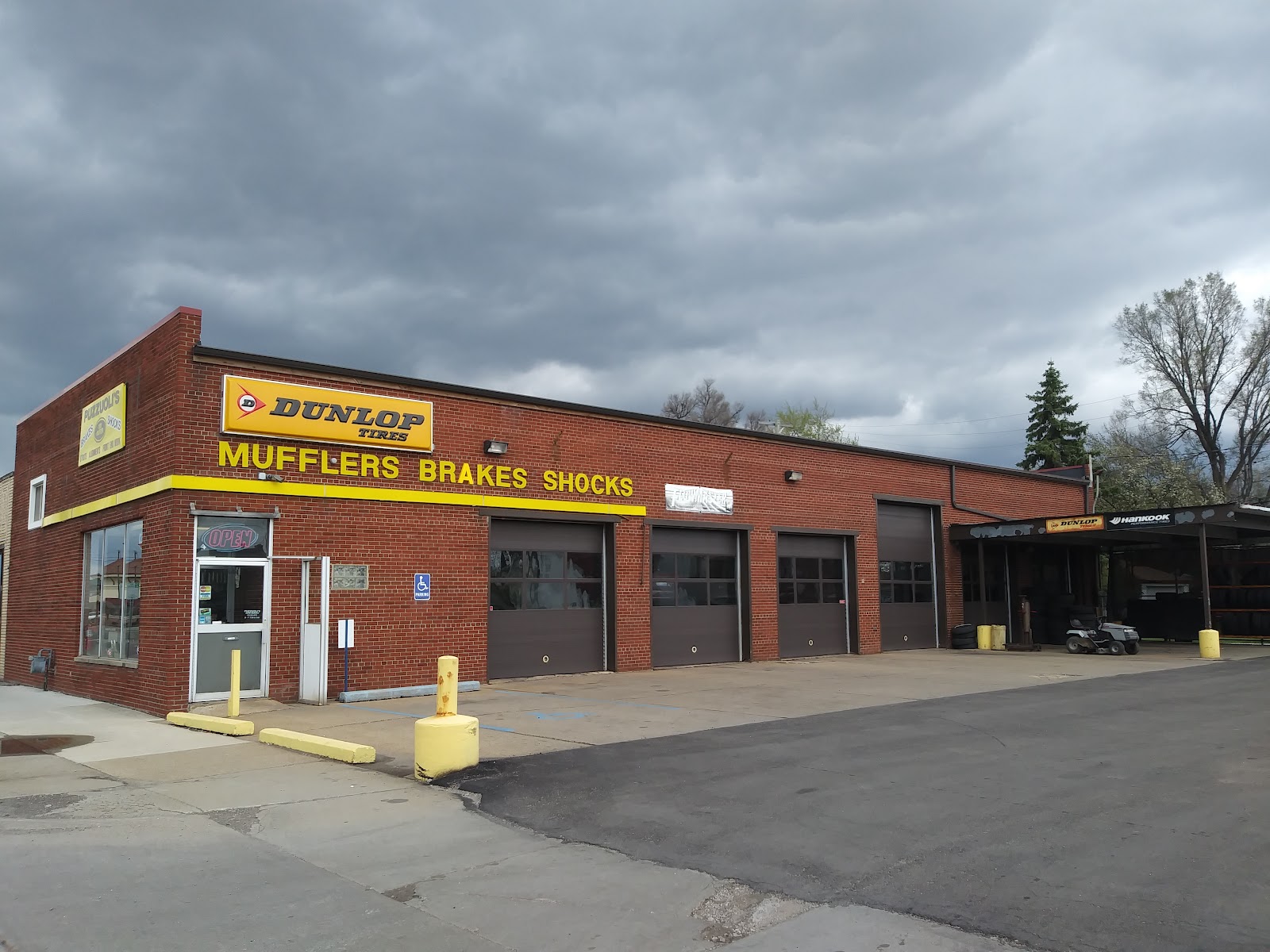 Puzzuoli's Auto Services in Dearborn